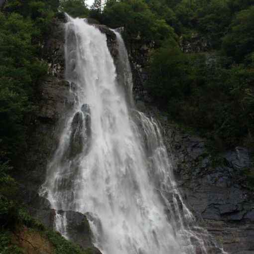 Mençuna Şelalesi